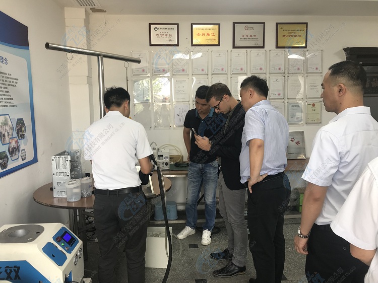 查看并測試飛效自動拉釘機(jī)現(xiàn)場